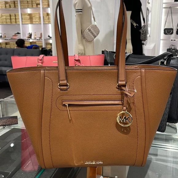 MICHAEL KORS CARINE LARGE FRONT ZIP POCKET SHOULDER TOTE BAG PURSE
NWT
LUGGAGE - Picture 10 of 16